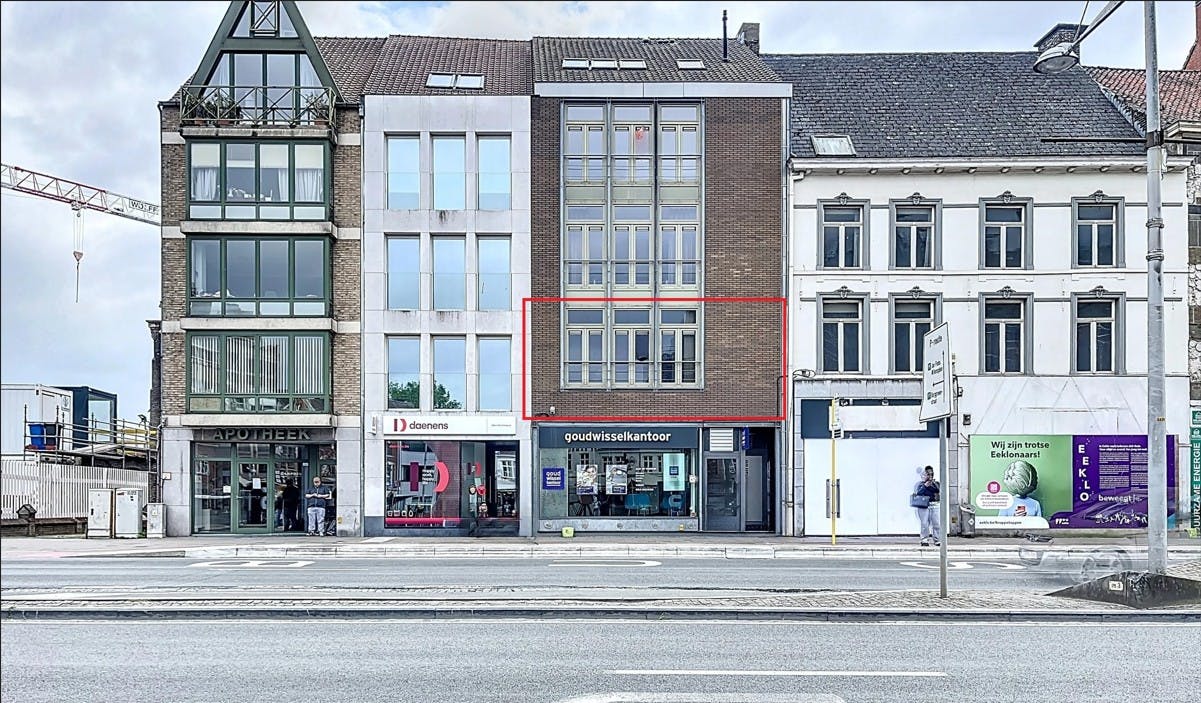 Instapklaar ruim appartement te koop aan de Markt in Eeklo  foto 3