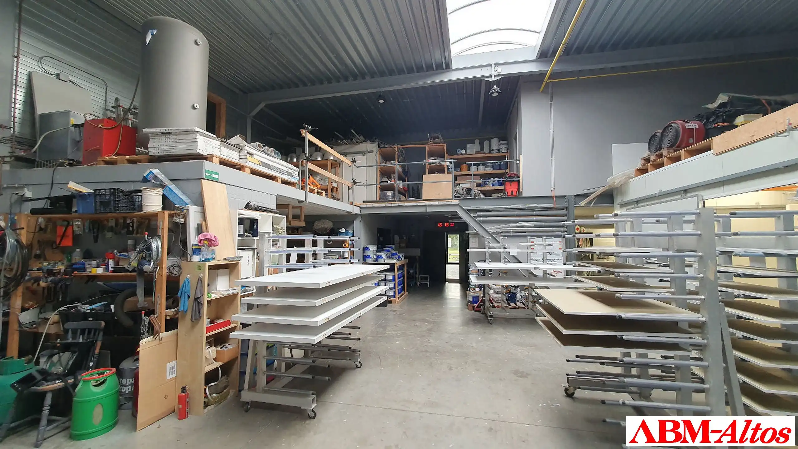 Bedrijfspand met woonst te koop foto 3