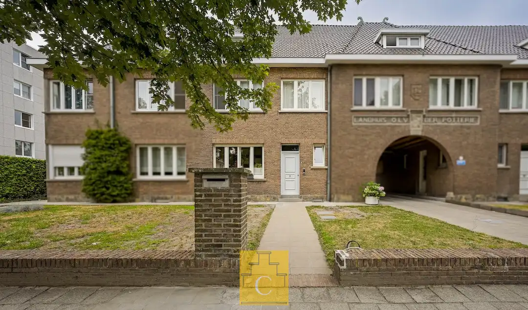 Karaktervolle woning uit 1940 met zuidwest gerichte tuin nabij Brugge foto {{pictureIndex}}