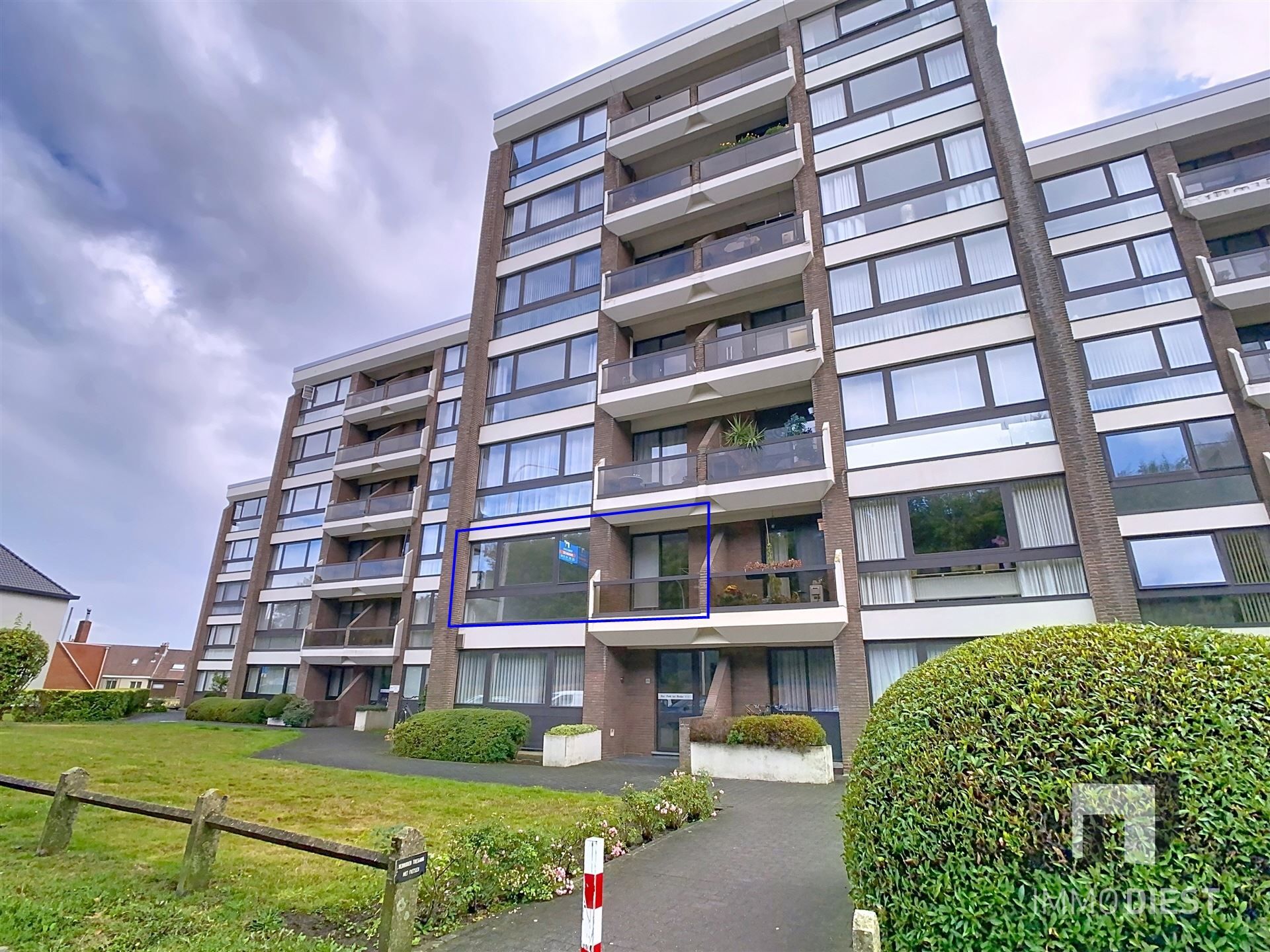 Comfortabel appartement met 2 slpks, 2 terrassen en parkeerplaats foto {{pictureIndex}}