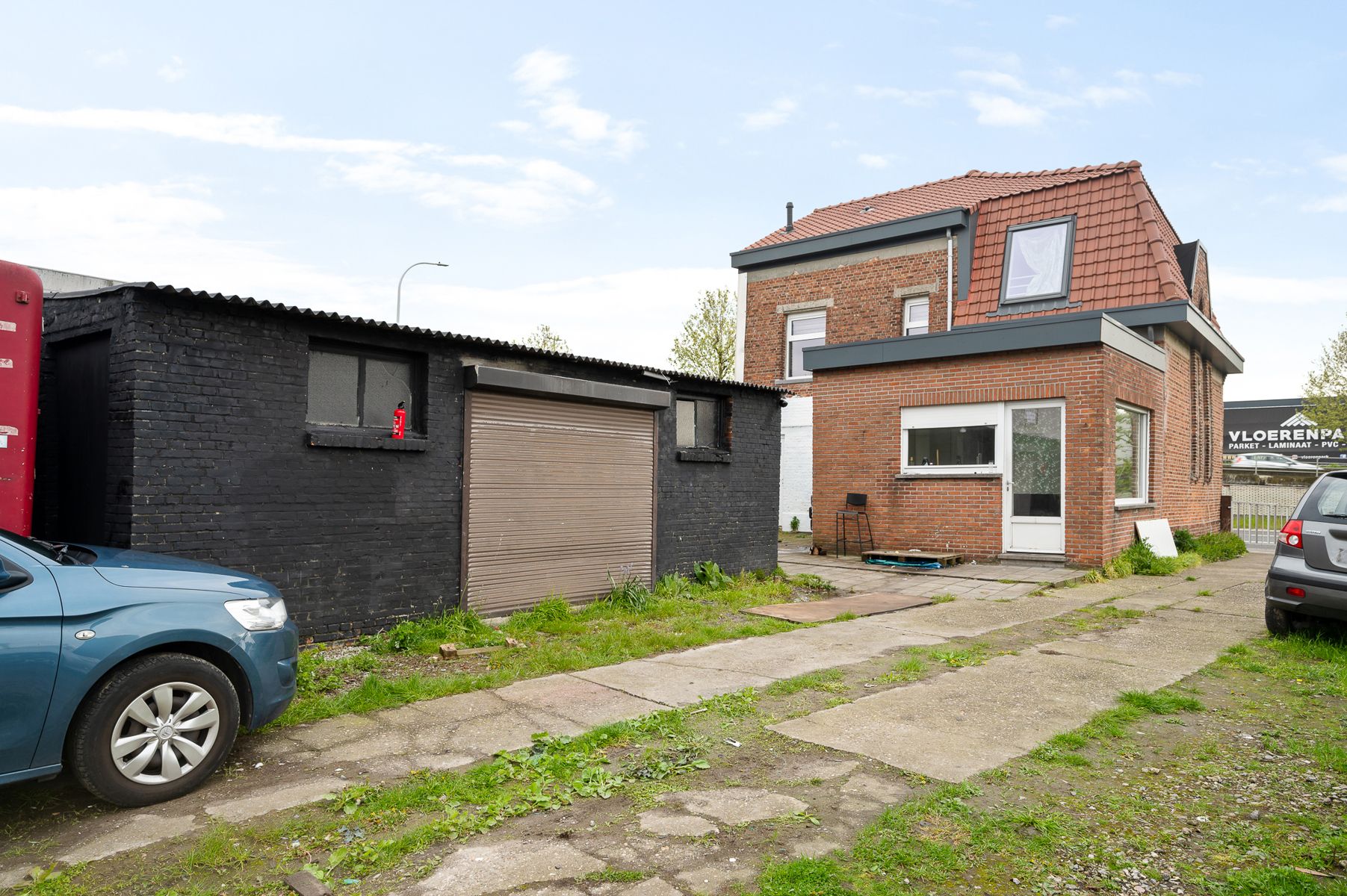 Commercieel gelegen terrein met woning foto 8