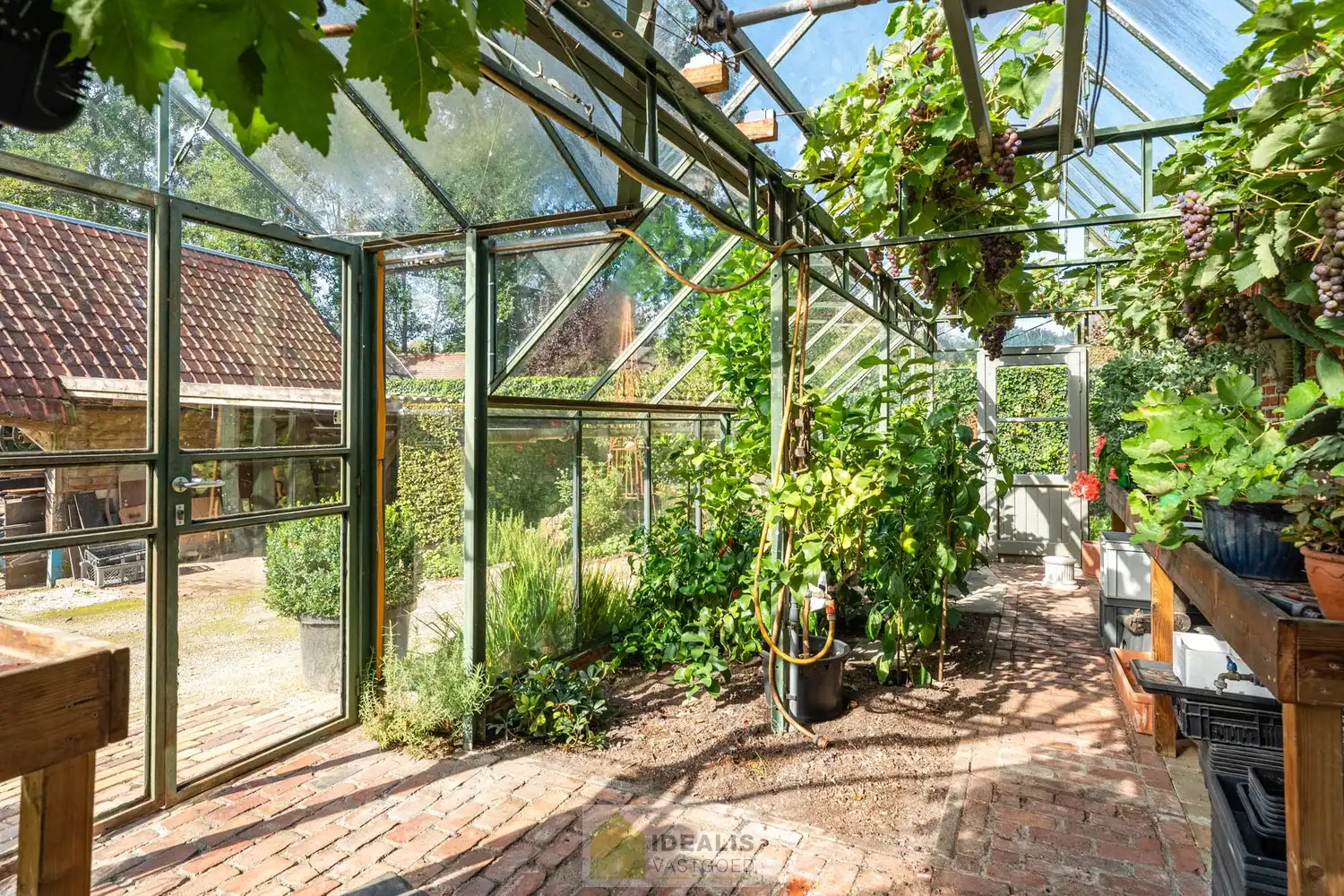 IDYLLISCH GELEGEN BIJZONDERE EIGENDOM BESTAANDE UIT RIANT WOONHUIS, APART BEWOONBAAR BIJGEBOUW EN ATELIER OMGEVEN DOOR EEN SCHITTERD AANGELEGDE TUIN EN WEILAND. Het domein is toegankelijk zowel aan de mooie Urnenveldstraat doch ook via een uitzonderlijk mooie oprijlaan toegankelijk langs de boszijde van het perceel. Deze vrijstaande woning, gebouwd in 1986, beschikt over een sfeervolle leefruimte in vol contact met de tuin en biedt een heerlijke atmosfeer dankzij de centraal geplaatste speksteenkachel. Op de verdieping beschikt de woning over slaapkamers en sanitair. Een absolute meerwaarde is het afzonderlijk volledig ingericht bijhuisje, centraal op het perceel, voorzien van alle woonfaciliteiten. Verder is er de mogelijkheid om wonen/werken te combineren via het knap afgewerkte atelier, met vergezicht op het eigen weiland. Geschikt voor kandidaten op zoek naar een ruime en instapklare parel met een idyllische uitstraling! foto 39
