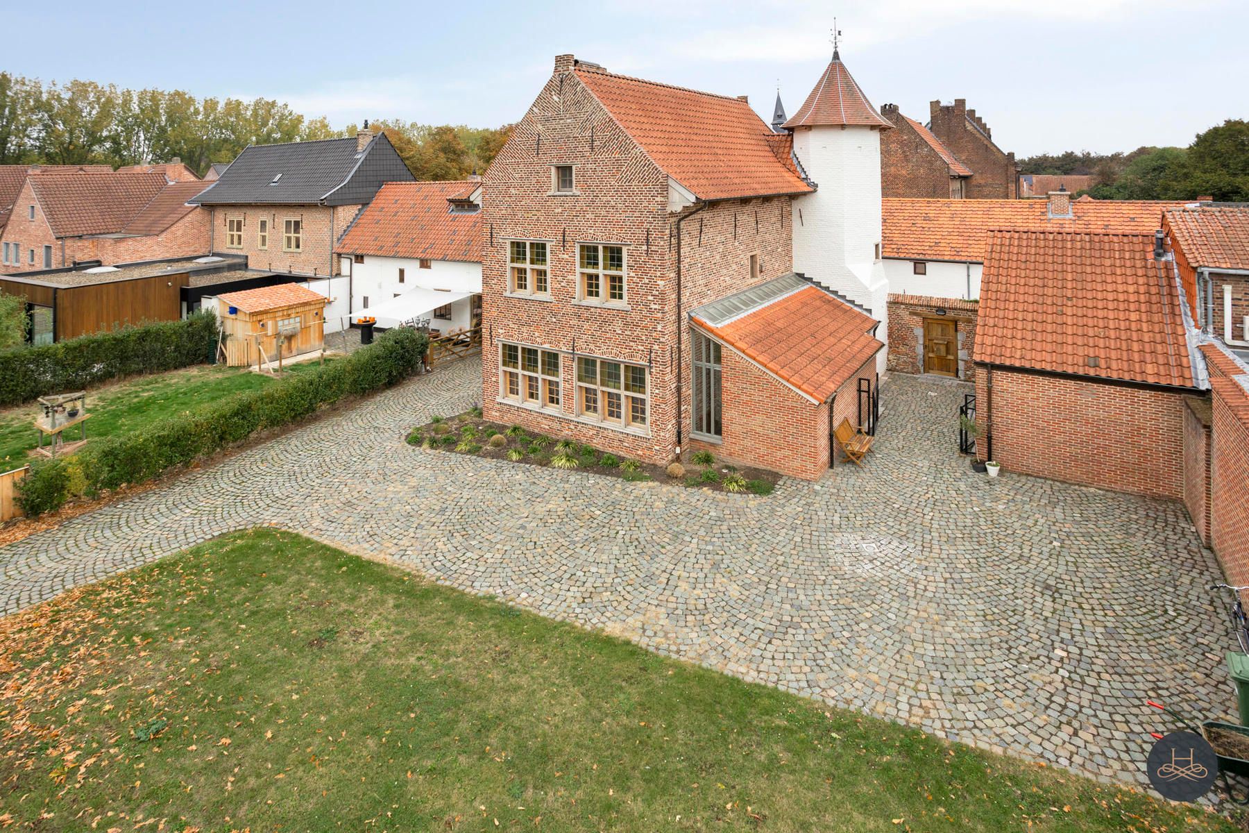 Historisch Begijnhofse torenhuis met tuin in Sint-Truiden foto 2
