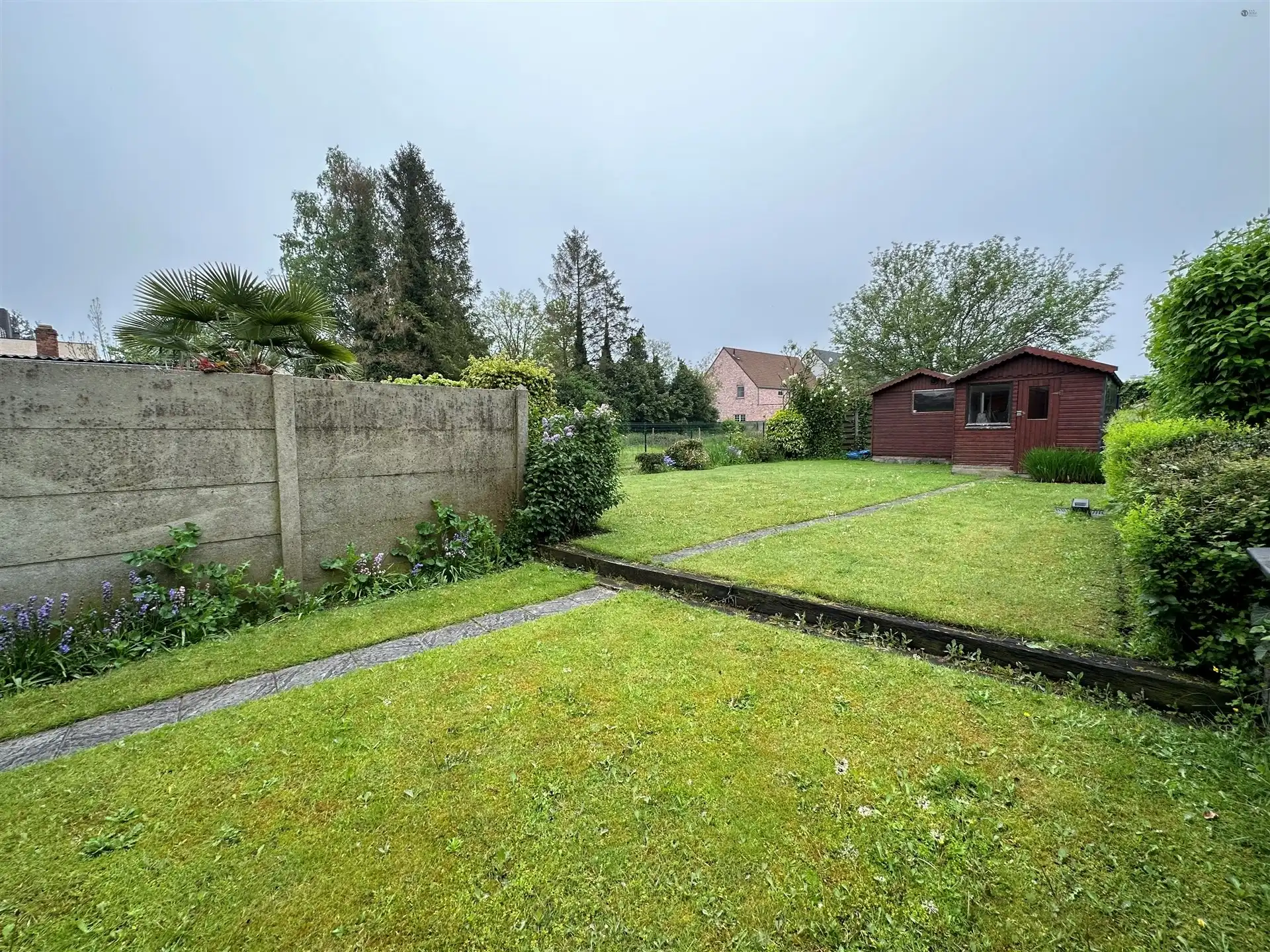 Centraal gelegen woning + garage op 281m² grond foto 2