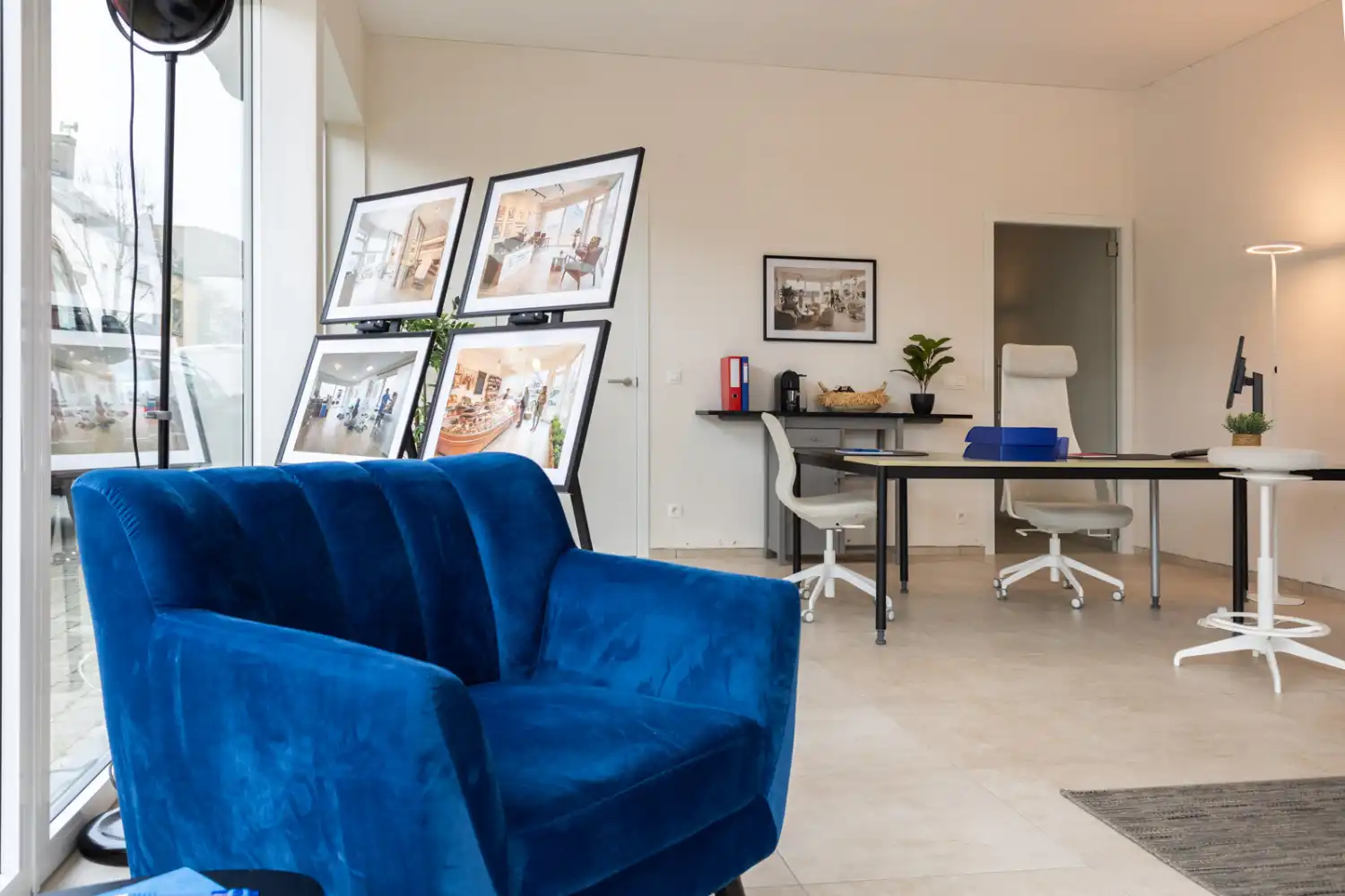 Instapklaar handelspand met vitrine op hoeklocatie – ideaal voor praktijk, kantoor, winkelruimte of investering (55 m²) foto 2