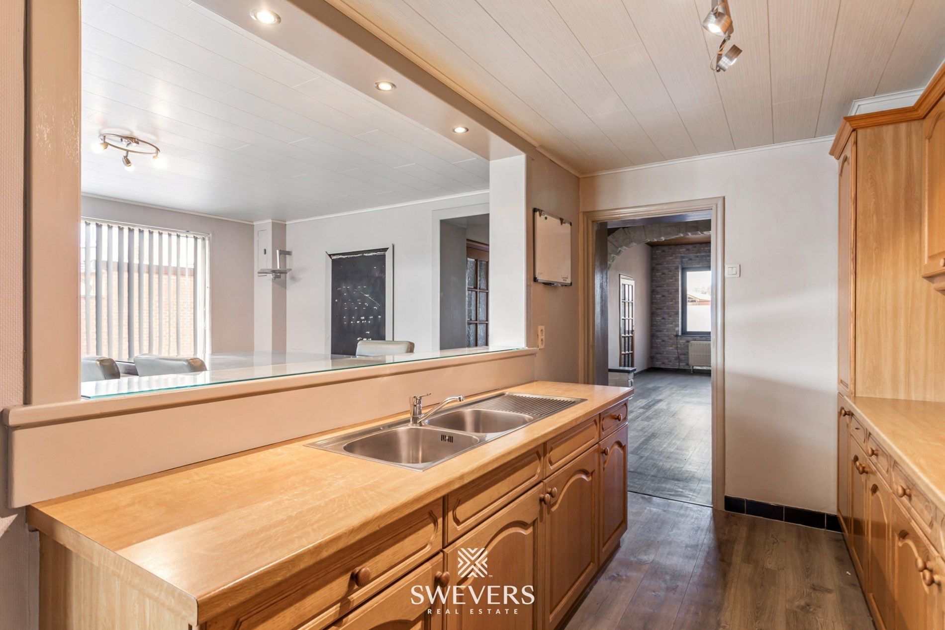 Ideale gezinswoning, instapklaar met ruime tuin en bouwgrond foto 10