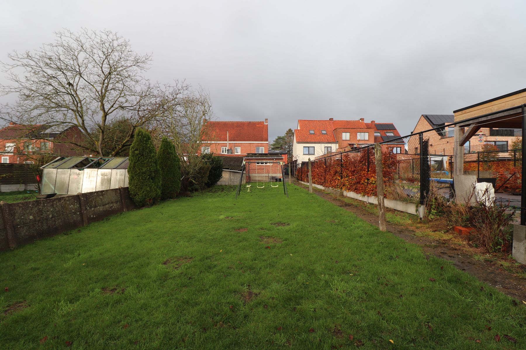 Een ruim woonhuis - halfopen bebouwing - met garage en tuin. foto 12