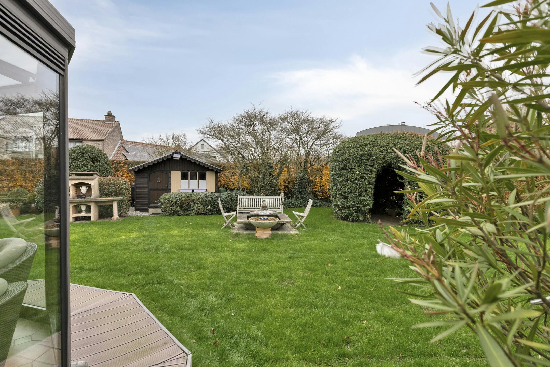 Mooie villa met schitterende tuin in residentiële woonwijk foto 30