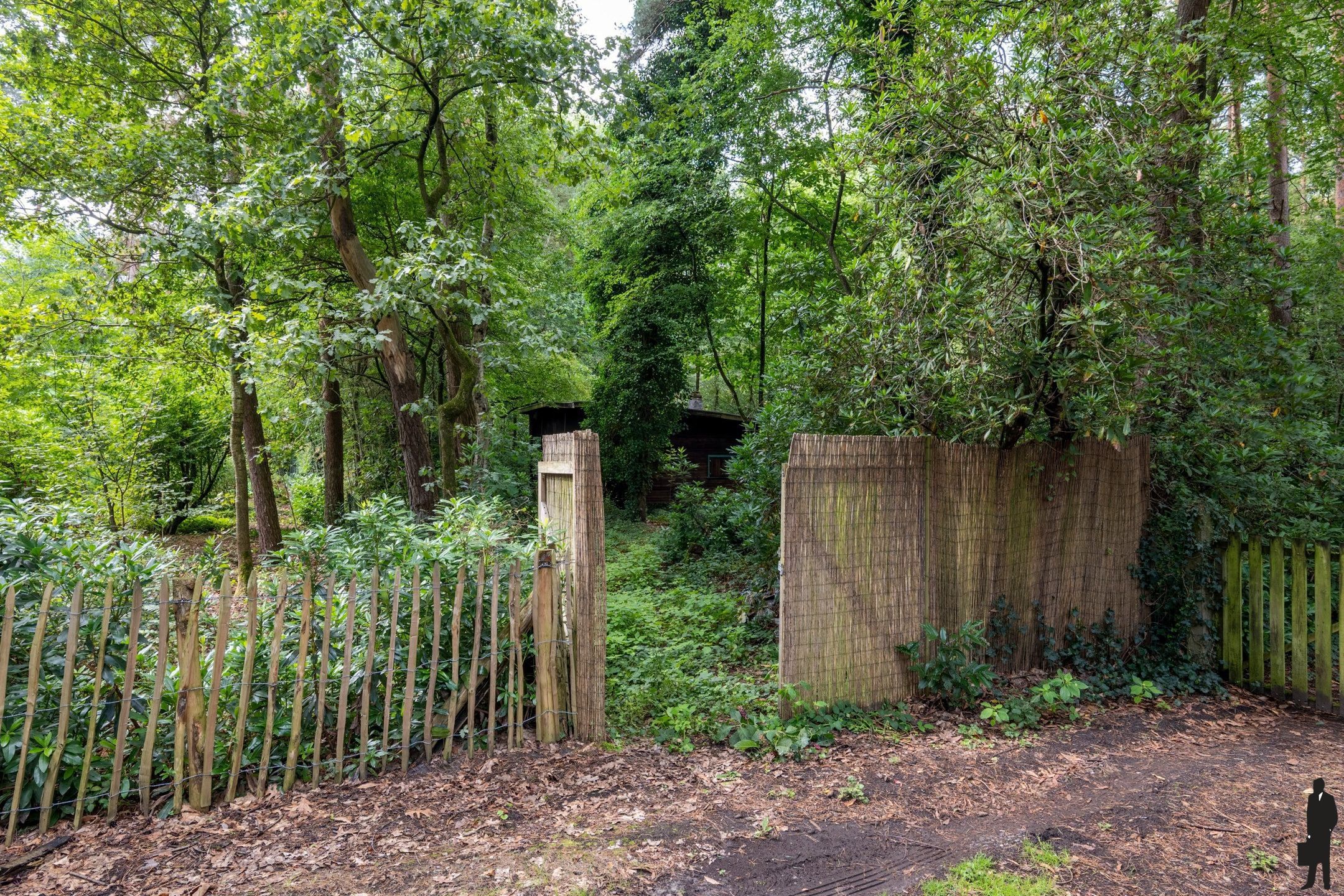 Bouwgrond met af te breken chalet foto 3