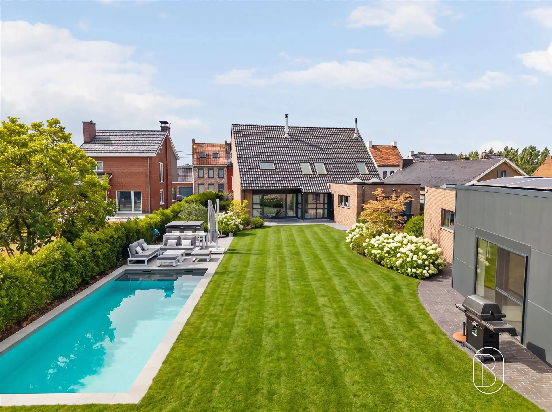 Instapklare woning met zwembad en bijgebouw foto 8