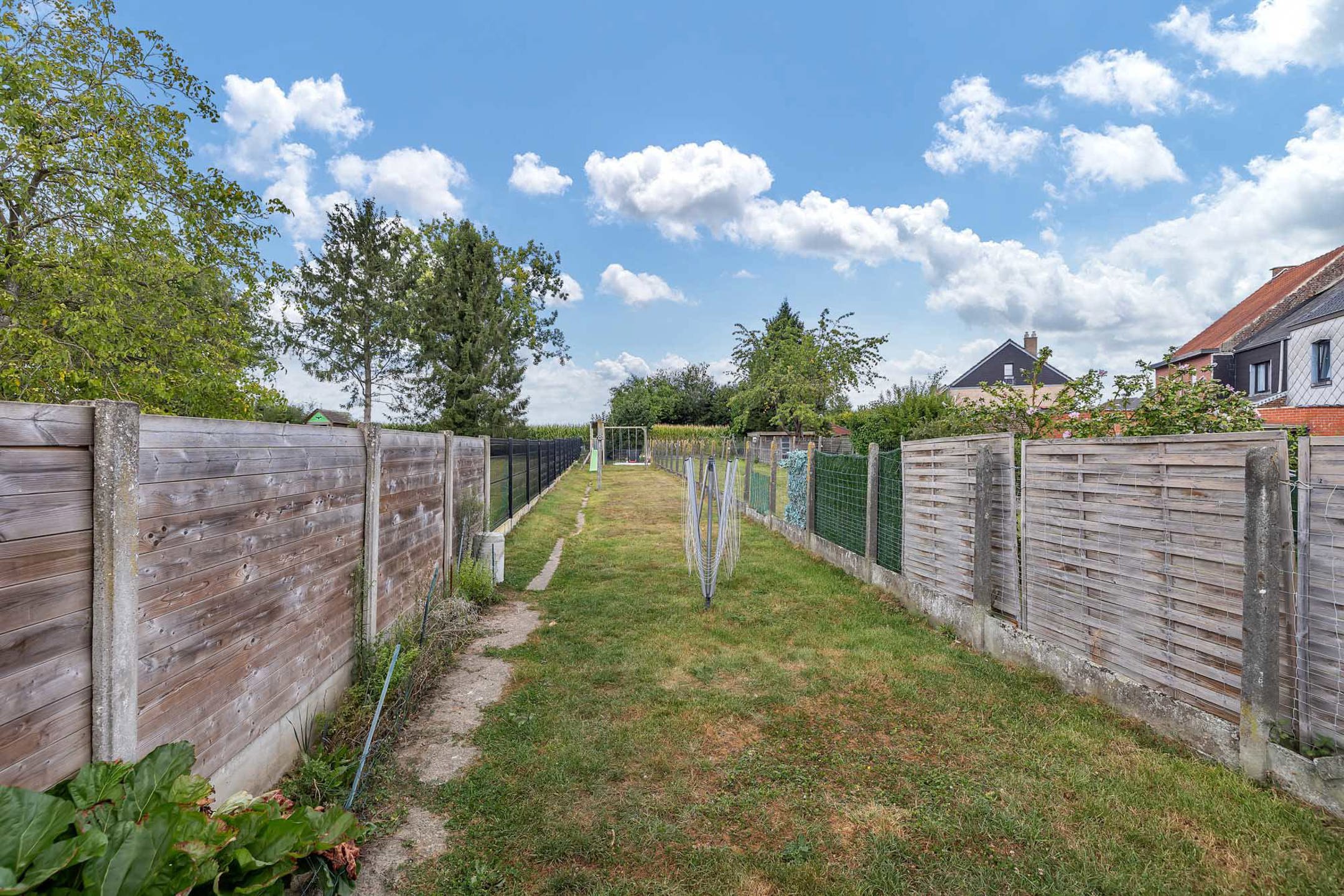 Op te frissen/te renoveren woning op strategische locatie foto 22