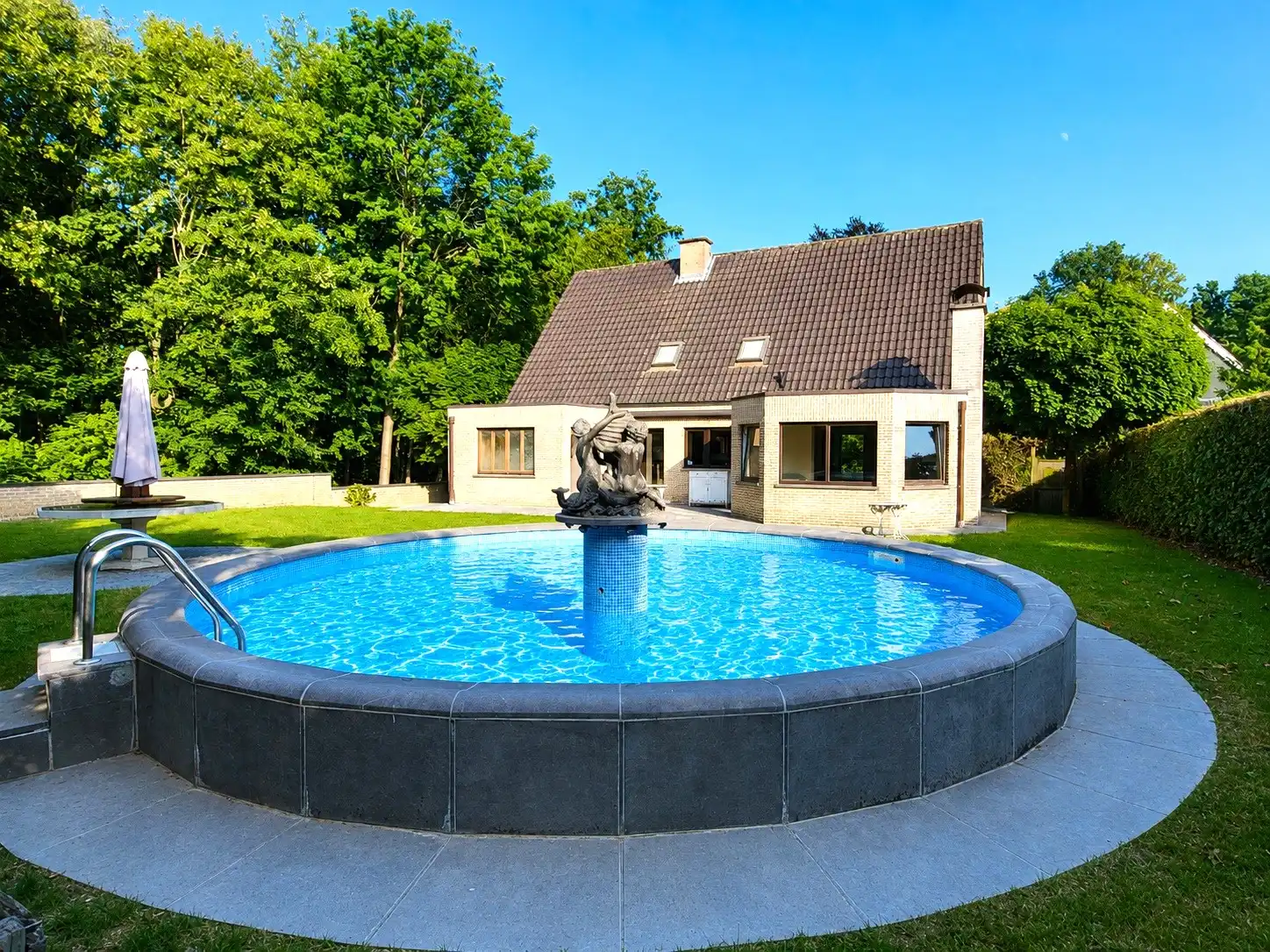Exclusieve villa in pittoresk Roborst met vrij uitzicht op een bosgebied, zwembad en 4 garages.  foto {{pictureIndex}}