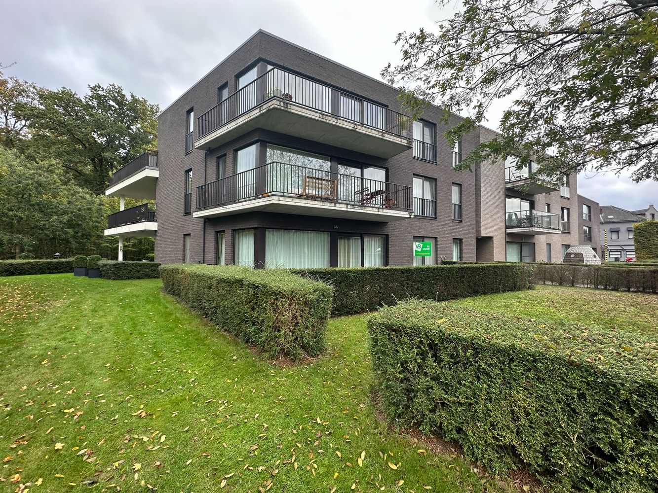 Mooi gelijkvloers appartement met twee slaapkamers en een groot terras te Wijnegem! foto {{pictureIndex}}