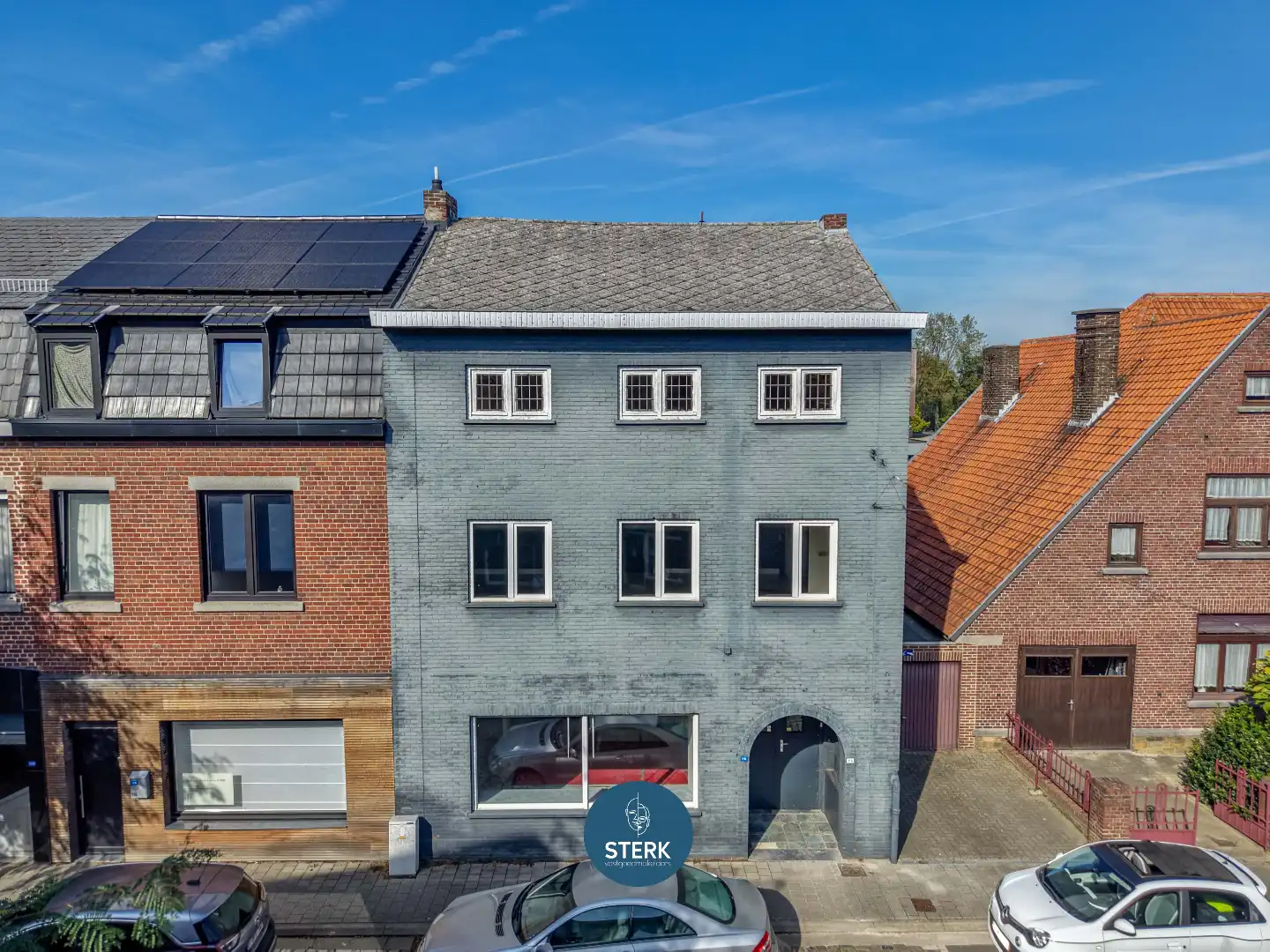 VEELZIJDIGE HANDELSRUIMTE + APPARTEMENT MET RUIME LOODS IN CENTRUM LANAKEN !  foto {{pictureIndex}}