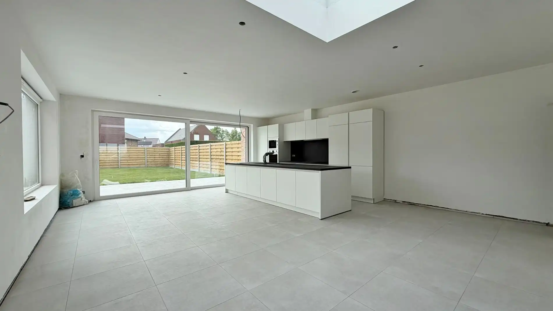 Zeer ruime nieuwbouwwoning in de dorpskern van Noordschote met grote garage en tuin.  foto 4