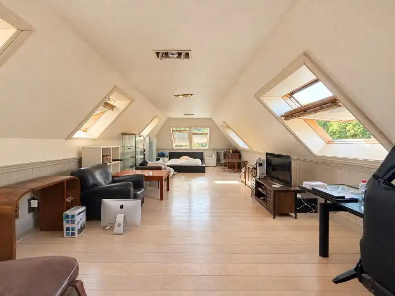 Klassevolle villa met royale ruimtes en mooie tuin in een residentiële buurt foto 15