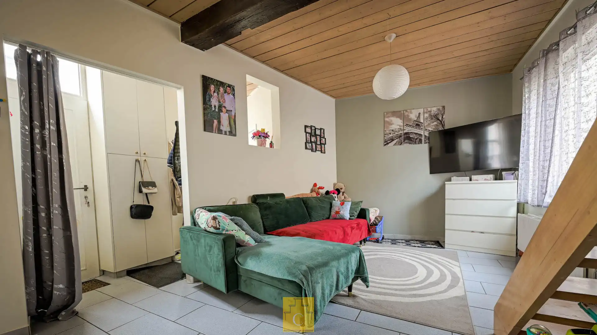 Brugs huis in de schaduw van Jeruzalemkerk, authentieke 16e-17e eeuwse gevel foto 2