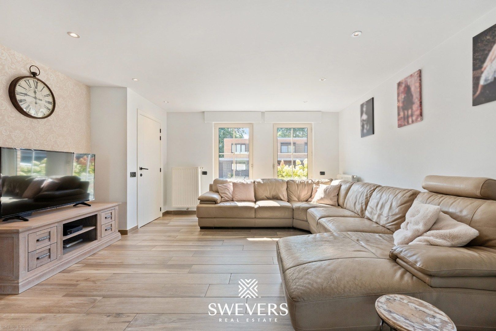 Ruime open bebouwing met nieuwe keuken en veranda foto 5