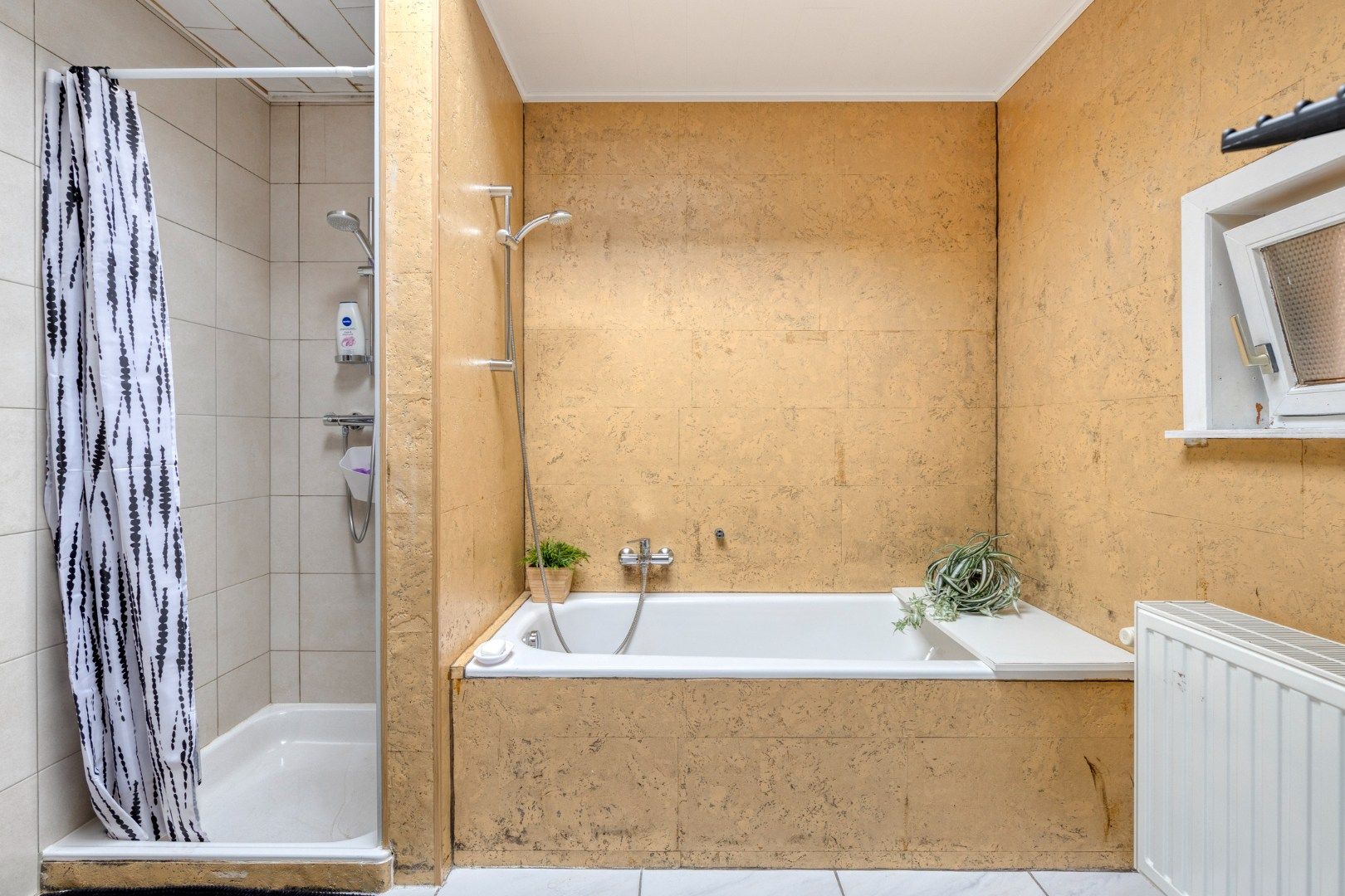 Verzorgde woning met diepe tuin, carport én uitweg! foto 12