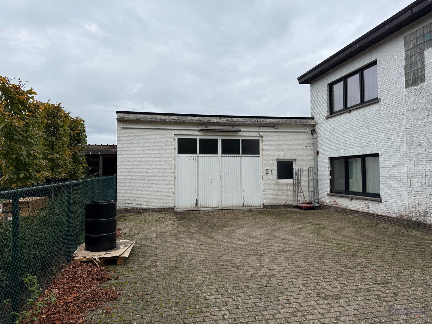 Bedrijfshal met bureauruimte (240m²) te huur in Tessenderlo foto {{pictureIndex}}