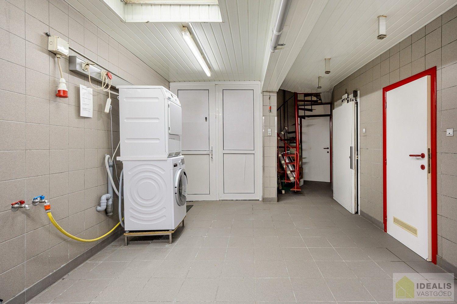 IDEALIS VASTGOED - Aangenaam instapklaar duplexappartement met winkelruimte/werkatelier te Opitter, Bree. Dit ruime duplexappartement omvat +-140 m² netto bewoonbare oppervlakte. Dit multifunctionele pand biedt tal van mogelijkheden dankzij de winkelruimte/het werkatelier van maar liefst +-200m² die vroeger dienst deed als slagerij. Uiterst geschikt voor kandidaten op zoek naar een instapklare woonruimte mét handelsruimte op een gunstige locatie midden in hartje Opitter, Bree! Mogelijkheid wijziging tot ééngezinswoning mits het verkrijgen van een omgevingsvergunning. foto 24