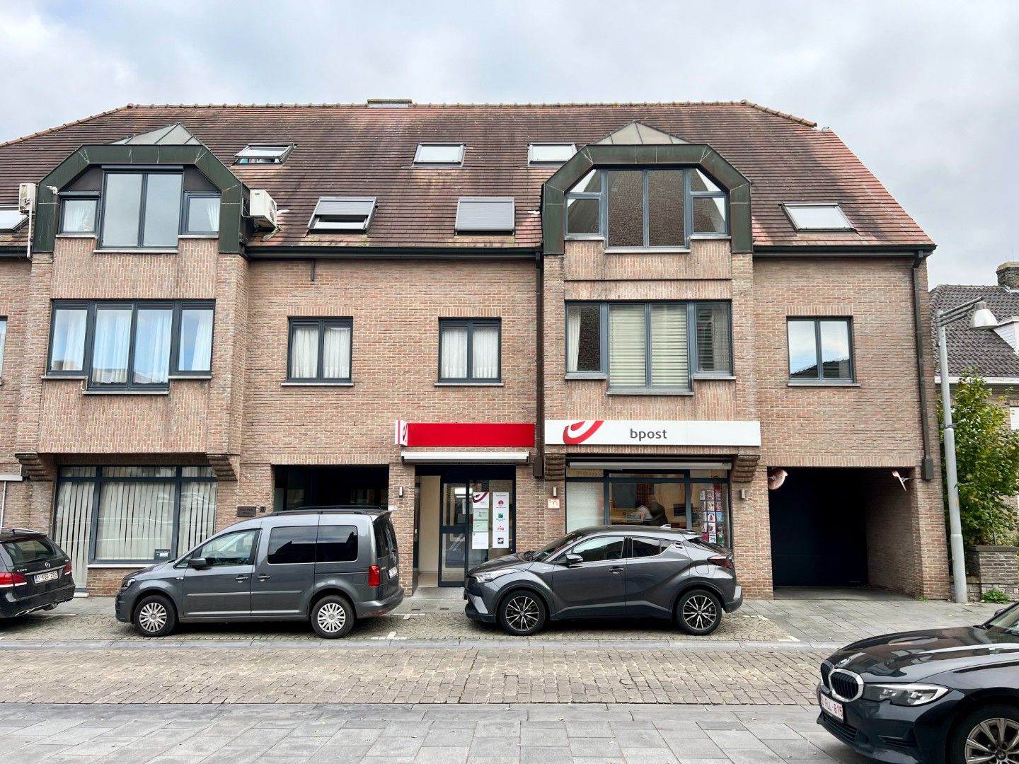 Opgefrist 2 slaapkamer appartement met garagebox, gelegen te centrum Lovendegem foto {{pictureIndex}}