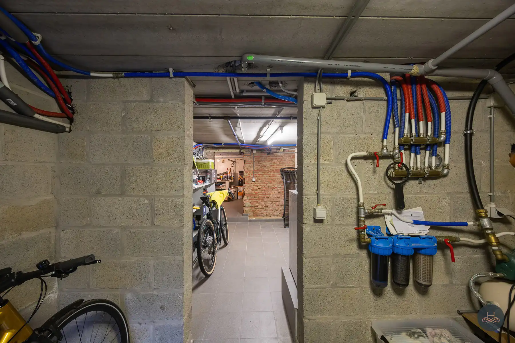 Charmante, halfopen, gerenoveerde woning met 3 staanplaatsen foto 24