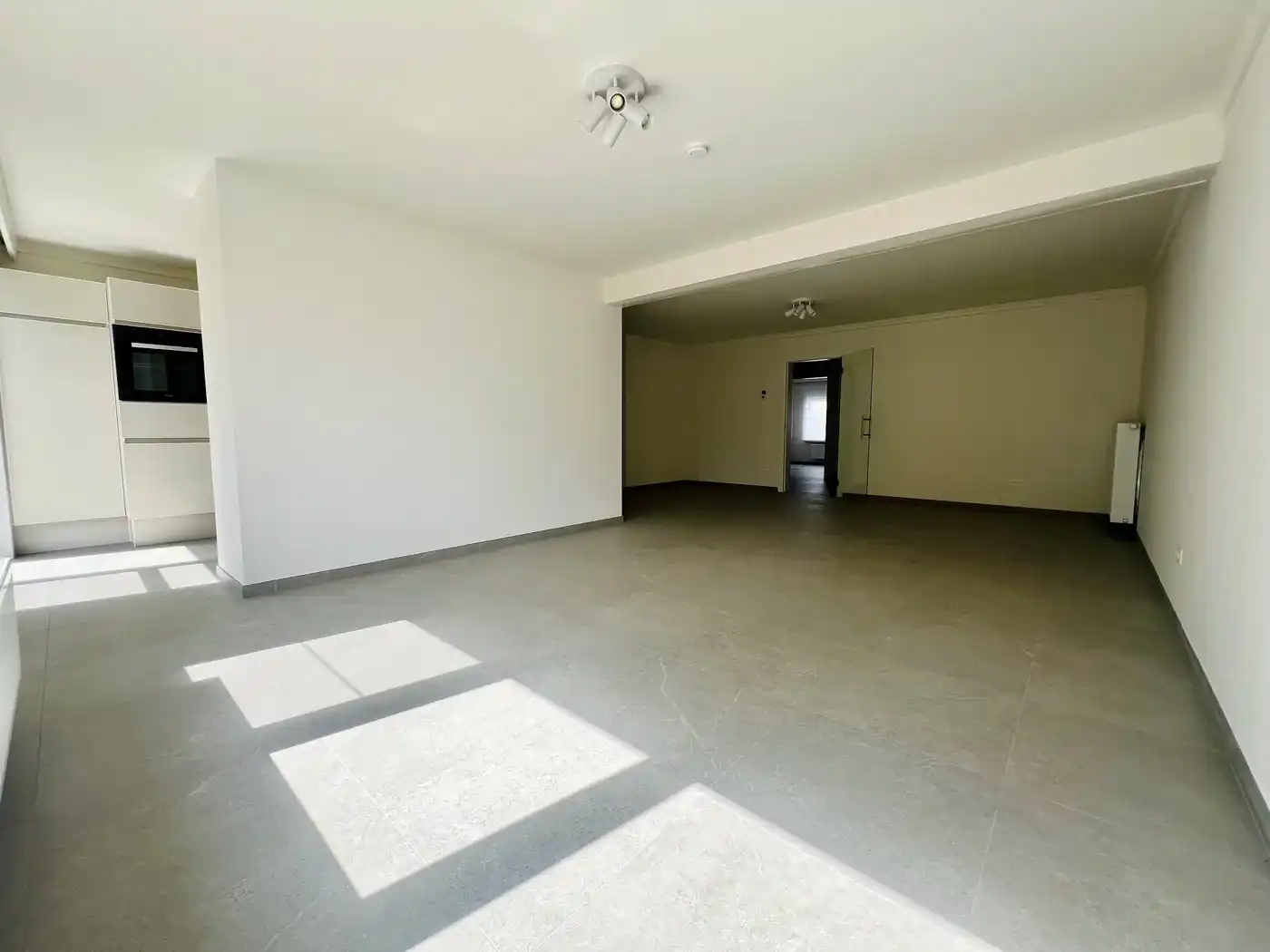 Ruim appartement met 2 slpks en terras op toplocatie foto 3