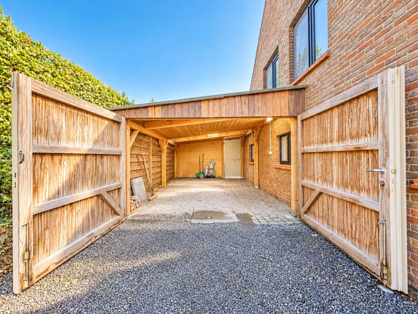 Ruime gezinswoning met 3 slaapkamers,  2 garages en tuin foto 14