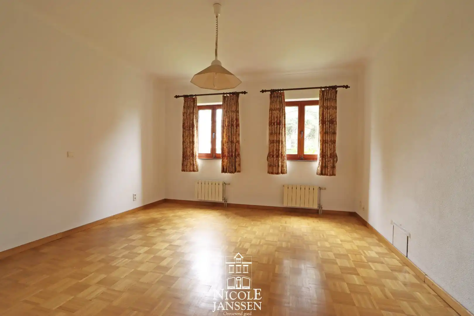 Ruim ingedeelde villa met 7 slaapkamers, dubbele garage en volledig omheinde tuin  foto 16