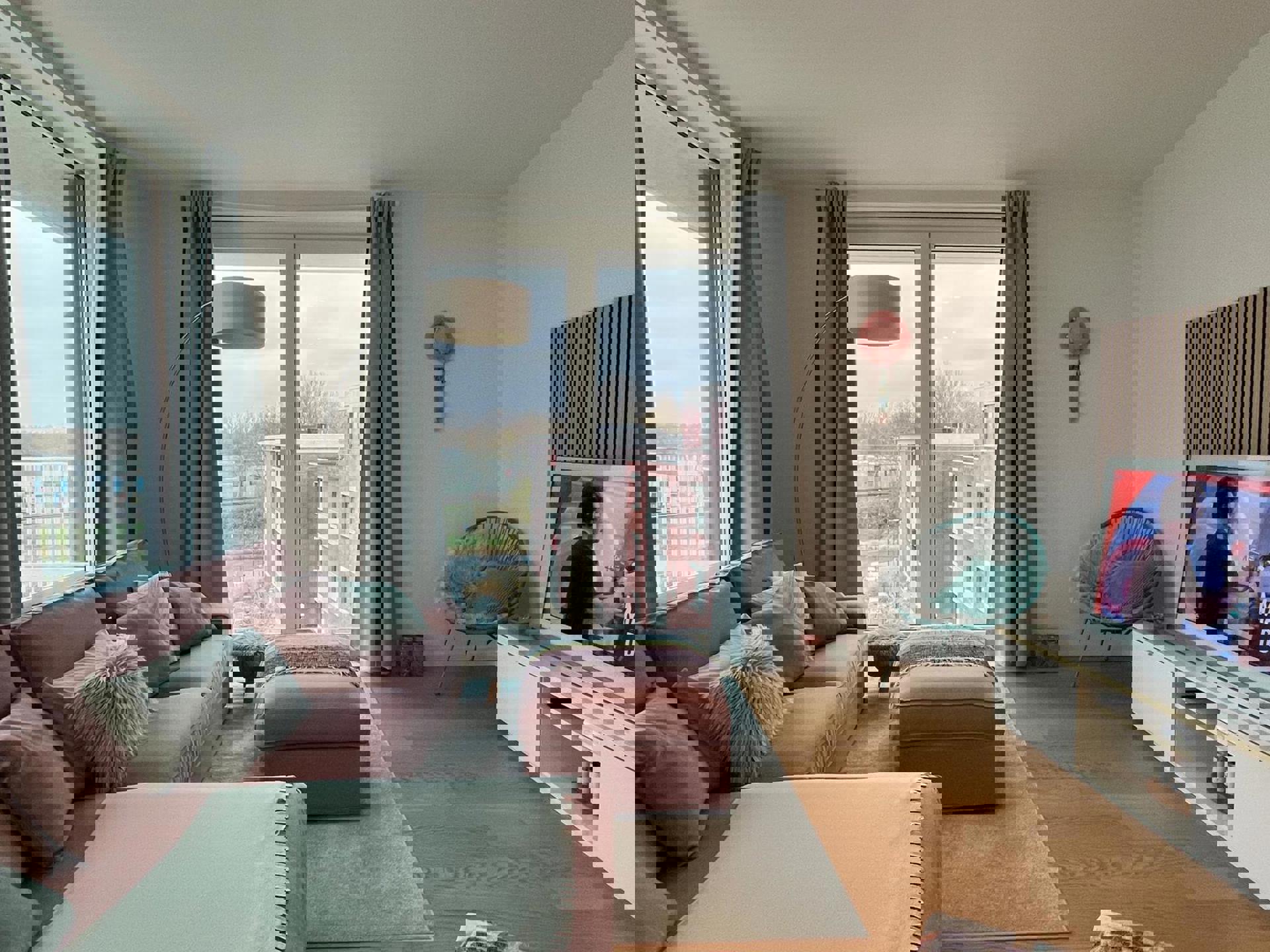 Prachtig twee-slaapkamerappartement mét parking en terras. foto {{pictureIndex}}