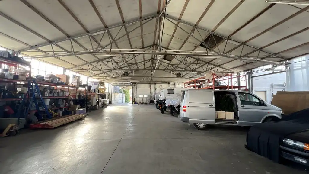 Loods met laadkades en kantoor te huur nabij R4 in Melle foto 3