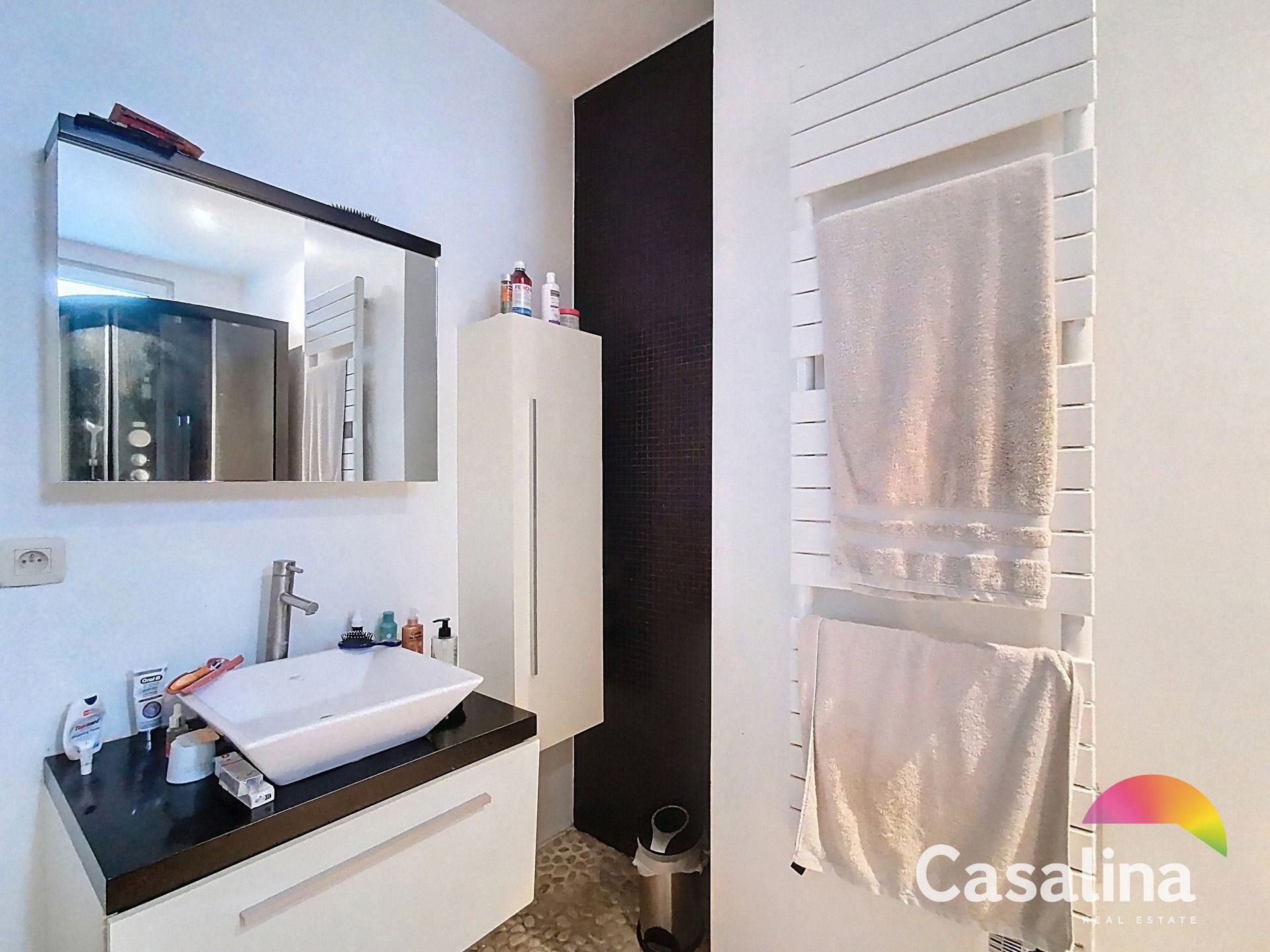 Modern gerenoveerd appartement op steenworp van Dumontplein. foto 4