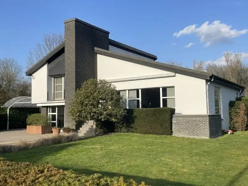 Hoofdfoto van de publicatie: Villa te koop