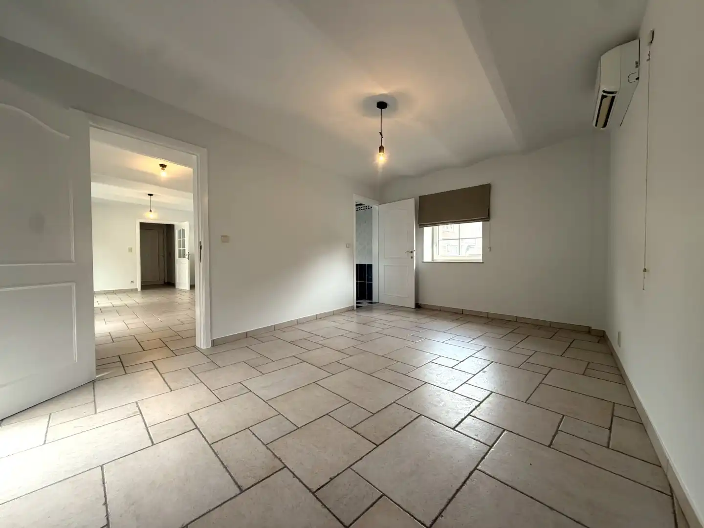 Bijzonder charmante benedenwoonst met 1 slaapkamer, veranda, terras en twee autostandplaatsen foto 21