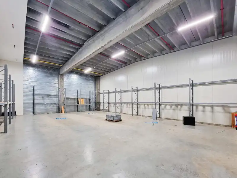 Logistiek gebouw te huur foto 7
