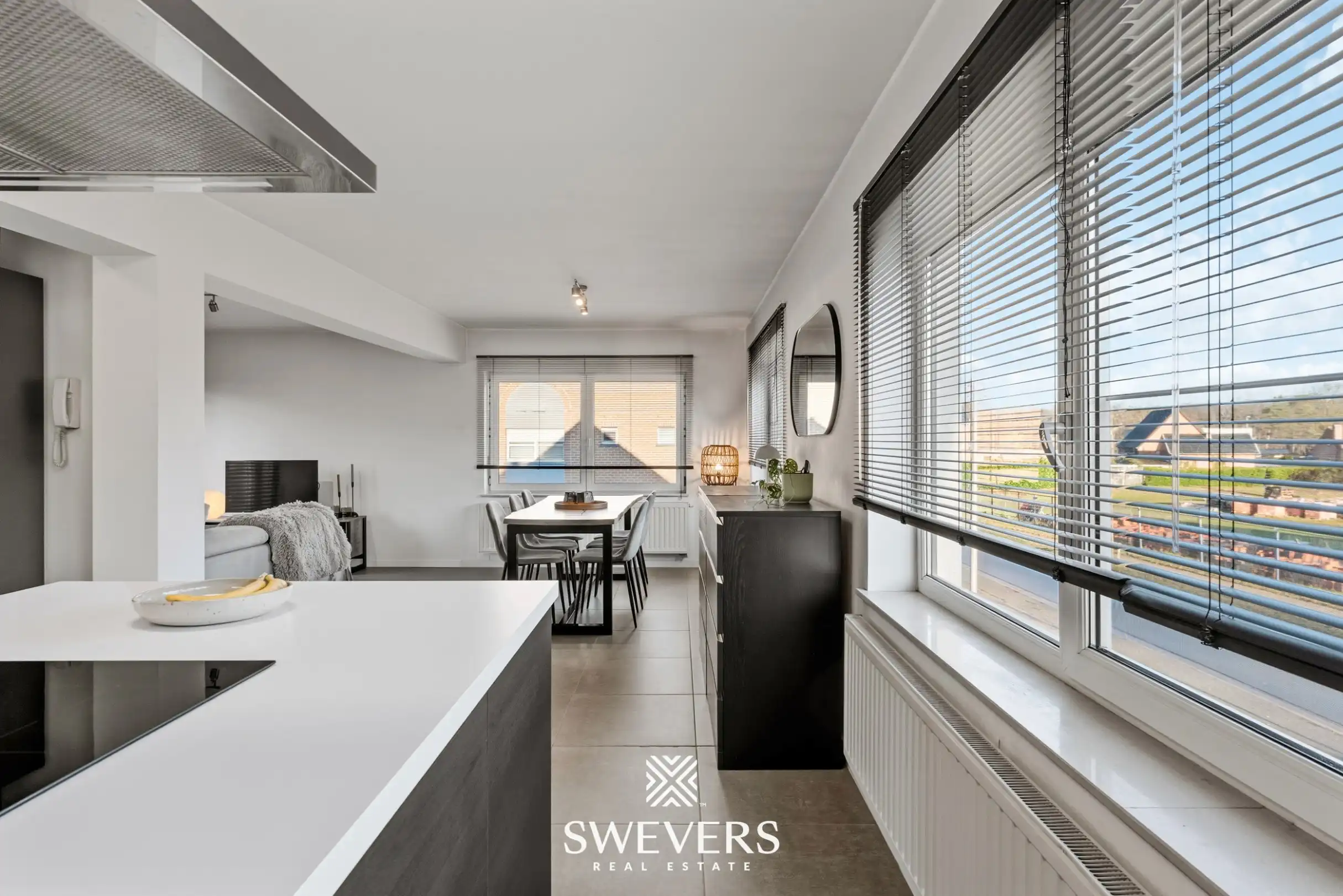 Gerenoveerd appartement met terras op topligging in Diepenbeek foto 12