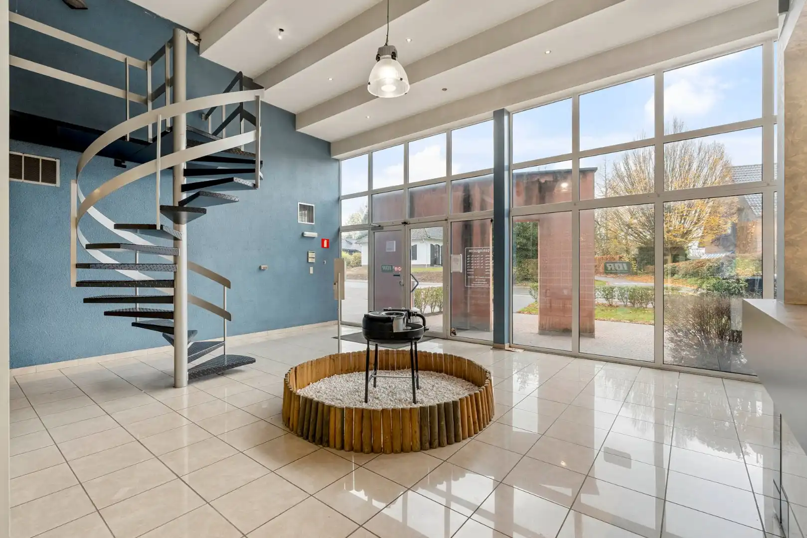 Bedrijfsgebouw met kantoren, magazijnen en woonst - groot 2580 m² foto 3