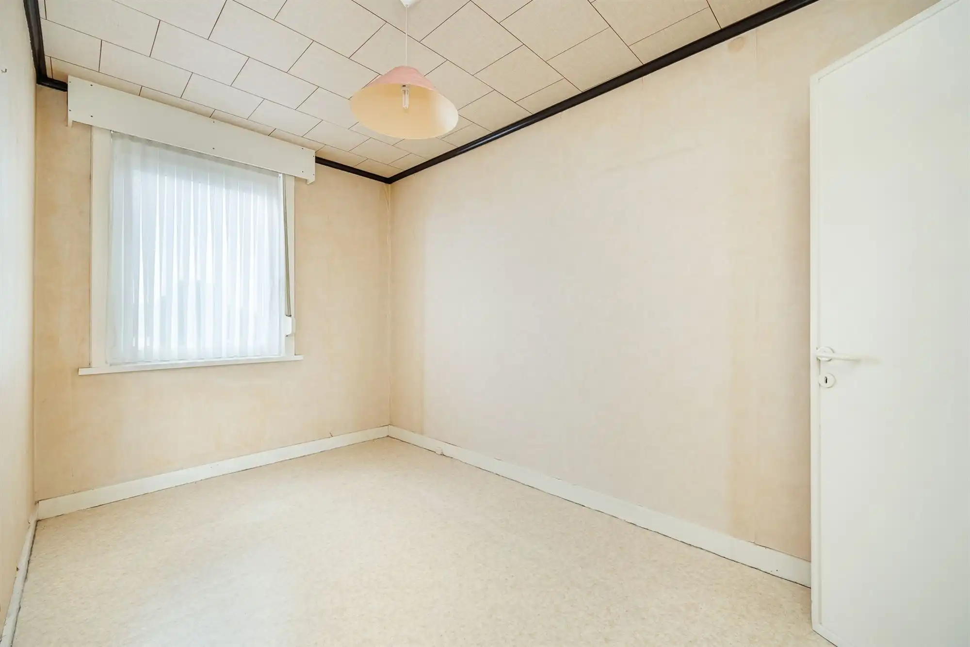 Te renoveren woning met vier slaapkamers en tuin foto 12