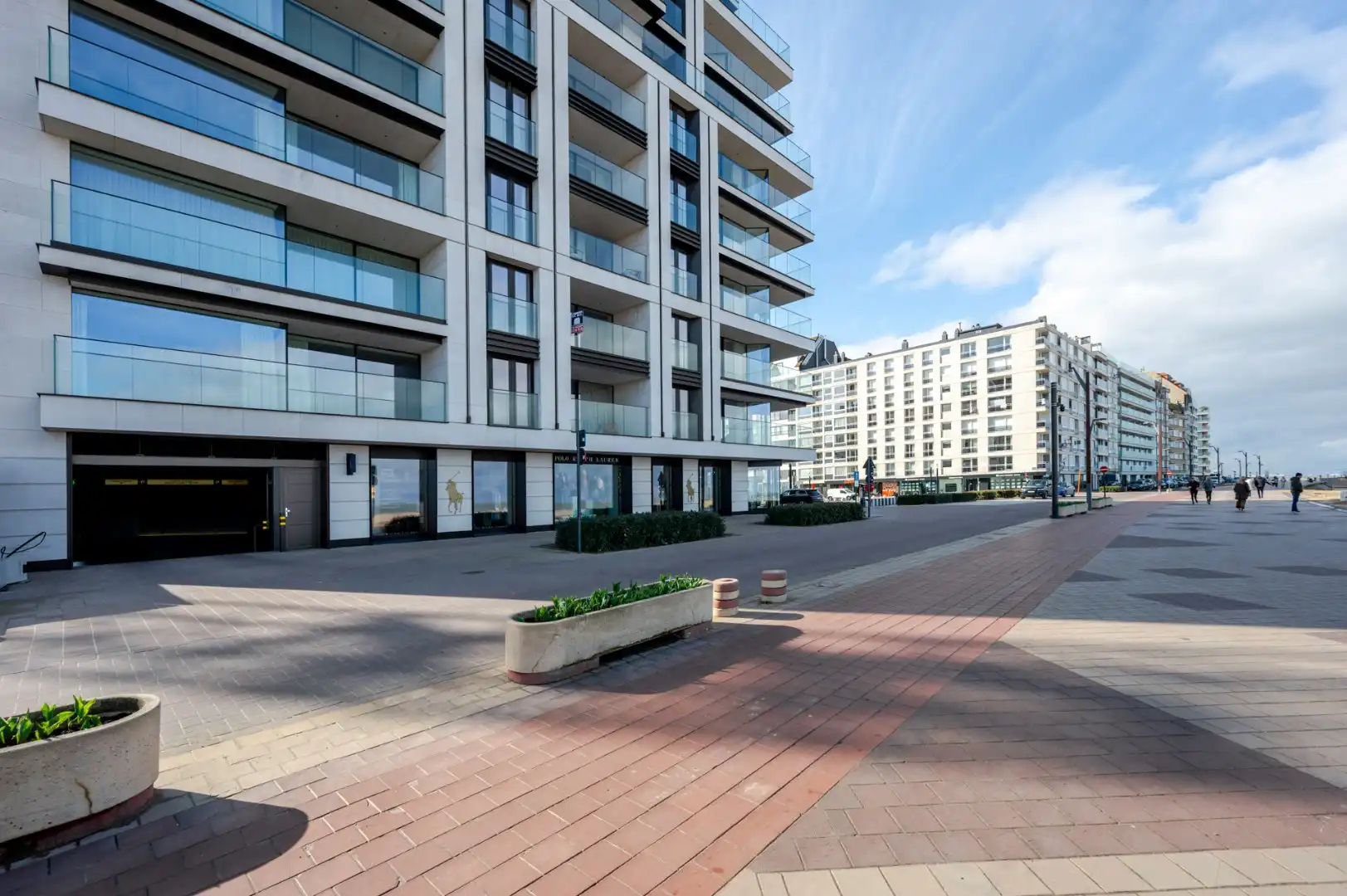 GESLOTEN GARAGEBOX - ALBERTPLEIN - HET ZOUTE foto {{pictureIndex}}