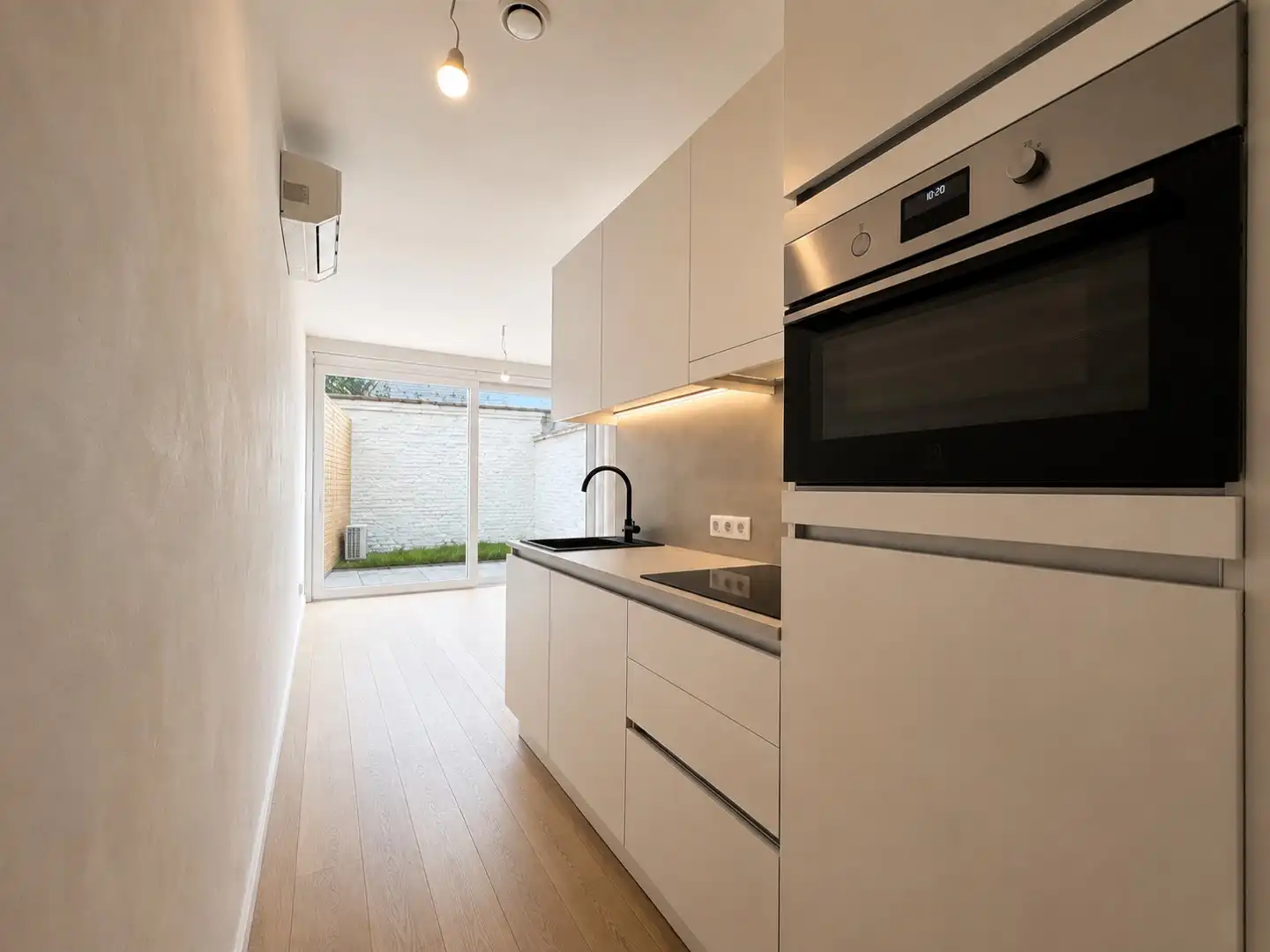 Gelijkvloerse, Instapklare en energiezuinige studio met terras foto {{pictureIndex}}