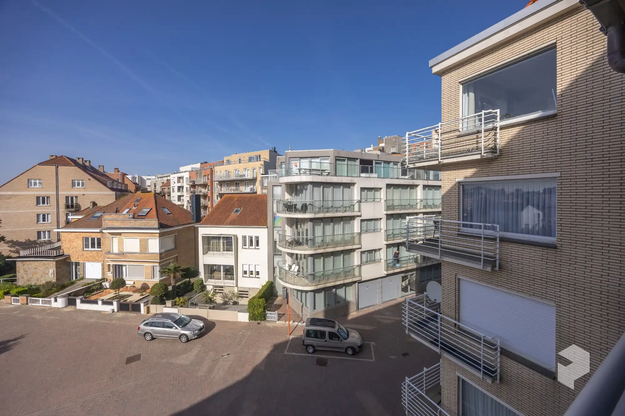 Goed gelegen ruim vernieuwd 2 slaapkamer appartement met terras en grote berging. foto 6