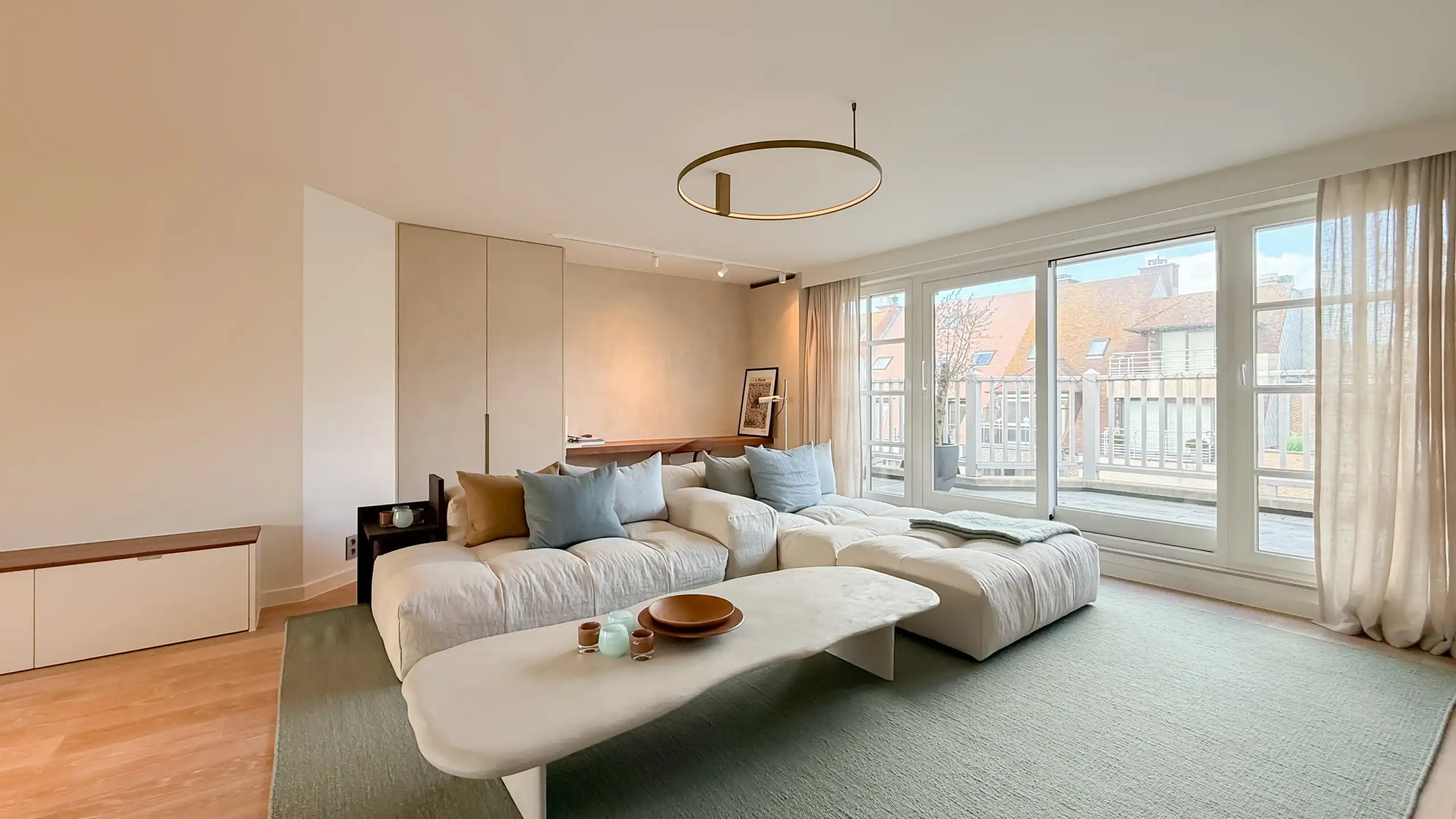 Stijlvol gerenoveerd duplexappartement / centrum van Knokke. foto {{pictureIndex}}