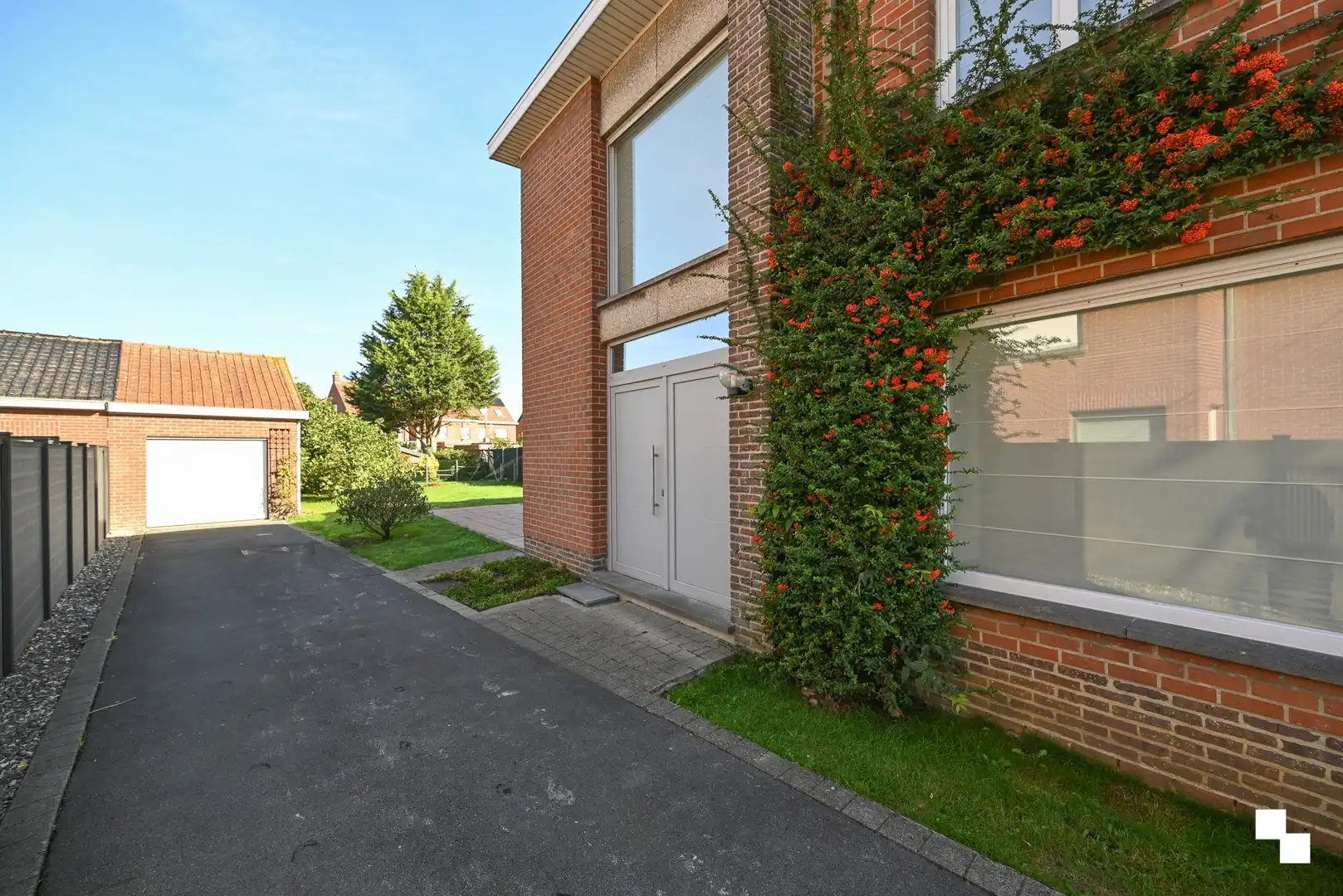 Halfopen bebouwing in gegeerde omgeving Kasteelwijk / Sint-Raphaelwijk, te Izegem foto 2