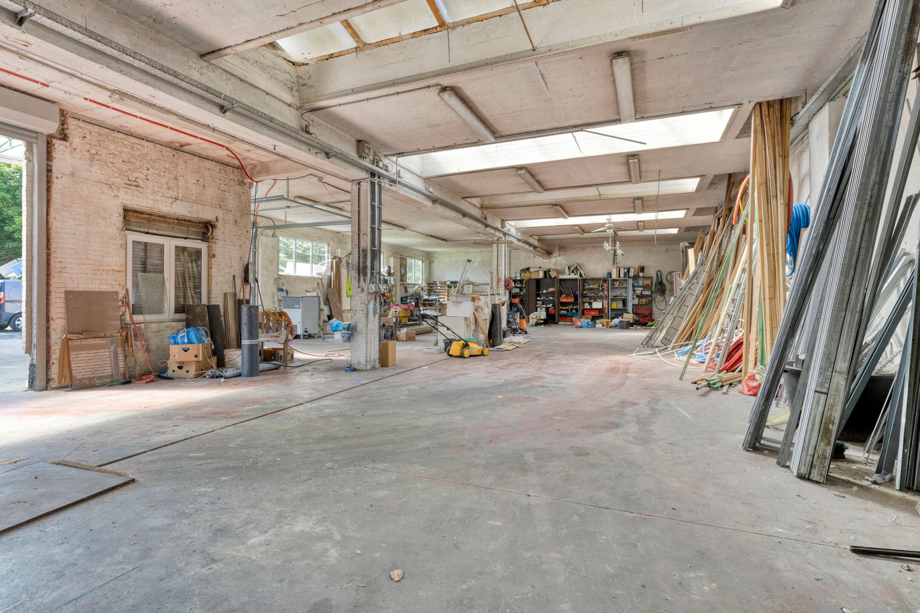Magazijn met burelen, buitenruimte en bouwopties voorzijde. foto 4