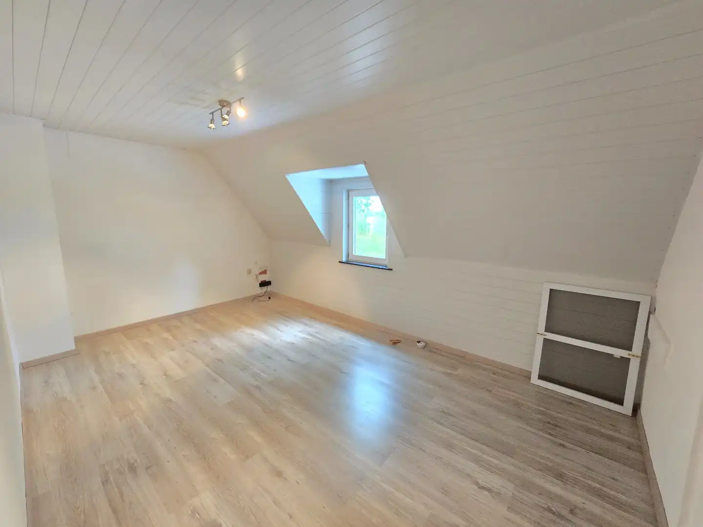 Te renoveren woning met 4 slpk's + loods te Wulpen foto 9