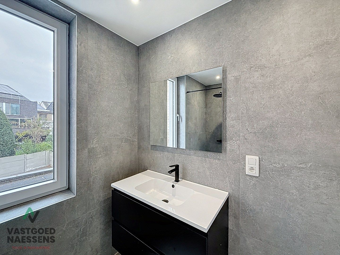 VOLLEDIG GERENOVEERDE WONING MET TUIN / 5 SLPK  foto 12