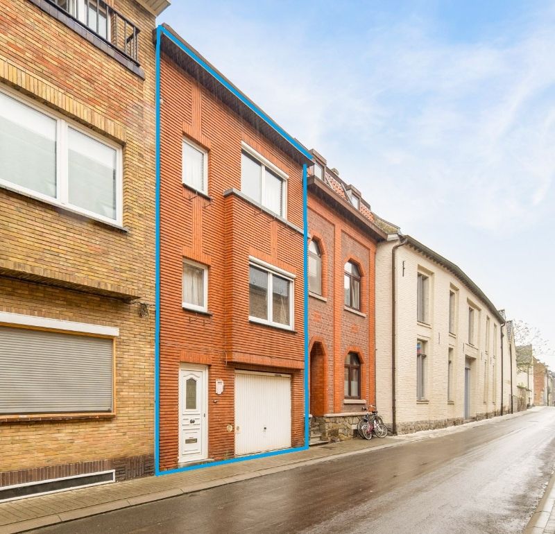 Hoofdfoto van de publicatie: RUIME STADSWONING PAL AAN HET CENTRUM VAN TONGEREN GELEGEN. VOORZIEN VAN INPANDIGE GARAGE.