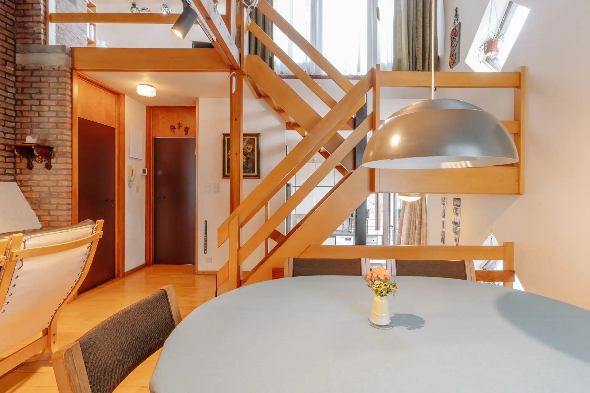 Architecturale Lejon-woning in autoluwe straat foto 11