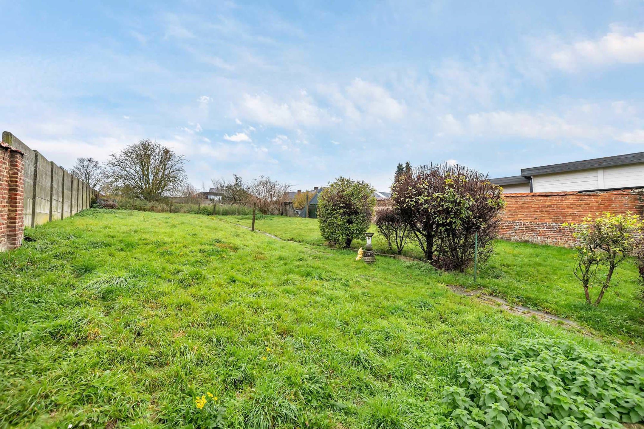 Ruime te renoveren woning op 12a 80ca gelegen in het centrum van Gooik foto 23